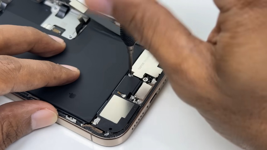 thay chan sax iphone 16promax