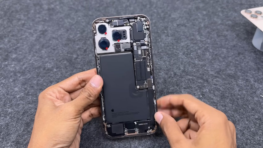 thay-chan-sax-iphone-16-promax